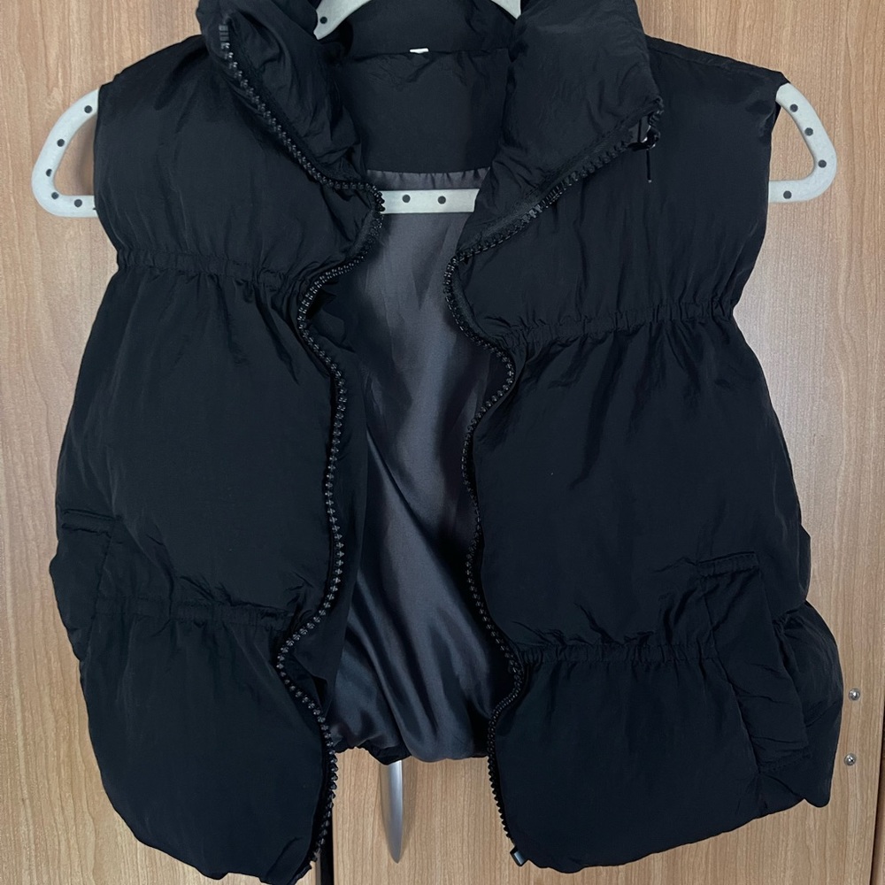 Black cropped puffer vest